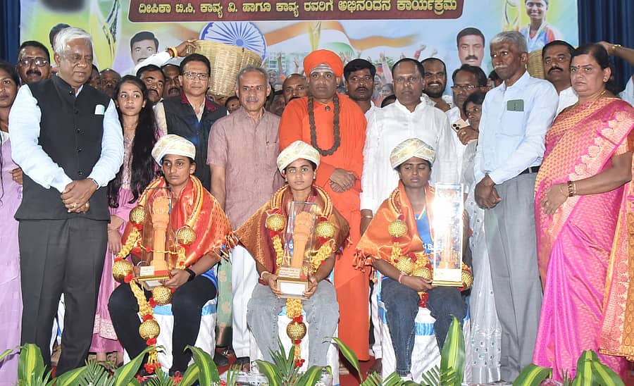 <div class="paragraphs"><p>ತುಮಕೂರಿನಲ್ಲಿ ಭಾನುವಾರ ರಾಜ್ಯ ಕಾಡುಗೊಲ್ಲರ ಸಂಘದಿಂದ ಅಂಧ ಮಹಿಳೆಯರ ಕ್ರಿಕೆಟ್‌ ತಂಡದ ಆಟಗಾರ್ತಿಯರಾದ ವಿ.ಕಾವ್ಯಾ, ಟಿ.ಸಿ.ದೀಪಿಕಾ, ಎನ್‌.ಆರ್‌.ಕಾವ್ಯಾ ಅವರನ್ನು ಅಭಿನಂದಿಸಲಾಯಿತು. </p></div>