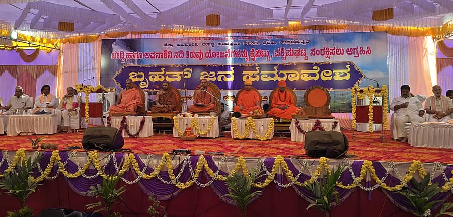 ಶಿರಸಿಯಲ್ಲಿ ನದಿ ಜೋಡಣೆ ವಿರೋಧಿಸಿ ನಡೆದ ಜನ ಸಮಾವೇಶದಲ್ಲಿ ಸ್ವರ್ಣವಲ್ಲೀ ಗಂಗಾಧರೇಂದ್ರ ಸರಸ್ವತೀ ಸ್ವಾಮೀಜಿ ಮಾತನಾಡಿದರು