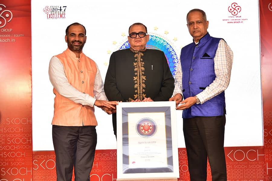 ದೆಹಲಿಯಲ್ಲಿ ನಡೆದ ಸಮಾರಂಭದಲ್ಲಿ ಗ್ರಾಮಾಭಿವೃದ್ಧಿ ಯೋಜನೆಯ ಸಿಇಒ ಅನಿಲ್‌ಕುಮಾರ್ ಮತ್ತು ಮುಖ್ಯ ಹಣಕಾಸು ಅಧಿಕಾರಿ ಶಾಂತಾರಾಮ ಆರ್. ಪೈ ಪ್ರಶಸ್ತಿ ಸ್ವೀಕರಿಸಿದರು