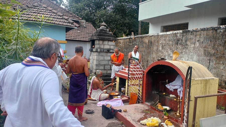ಪಡುಬಿದ್ರಿಯ ಶ್ರೀ ಮಹಾಲಿಂಗೇಶ್ವರ ಮಹಾಗಣಪತಿ ದೇವಸ್ಥಾನದಲ್ಲಿ ದಕ್ಷಿಣ ಭಾಗದಲ್ಲಿದ್ದ ಪಂಚದೈವಿಕ ಶಕ್ತಿಗಳನ್ನು ಸಂಕೋಚಗೊಳಿಸಿ ಅವುಗಳ ಚಲನೆಯ ವಿಧಿಗಳು ಭಾನುವಾರ ನಡೆಯಿತು.
