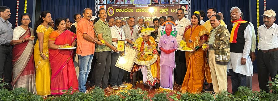 <div class="paragraphs"><p>ರಾಮನಗರದ ತಾಲ್ಲೂಕಿನ ಕೈಲಾಂಚ ಹೋಬಳಿಯ ಕೃಷ್ಣಾಪುರದೊಡ್ಡಿಯಲ್ಲಿ ಶಾಂತಲಾ ಚಾರಿಟೆಬಲ್ ಟ್ರಸ್ಟ್ ಹಮ್ಮಿಕೊಂಡಿದ್ದ ‘ತಿಂಗಳ ಕಲಾ ಬೆಳಕು ಕಾರ್ಯಕ್ರಮ’ದಲ್ಲಿ ಹಿರಿಯ ಗಾಂಧಿವಾದಿ ಎಲ್. ನರಸಿಂಹಯ್ಯ&nbsp;‘ಶಿಕ್ಷಣ ಕ್ಷೇತ್ರದ ಮರೆಯಲಾಗದ ಮಾಣಿಕ್ಯ’ ಪ್ರಶಸ್ತಿ ಪ್ರದಾನ ಮಾಡಲಾಯಿತು.&nbsp;</p></div>