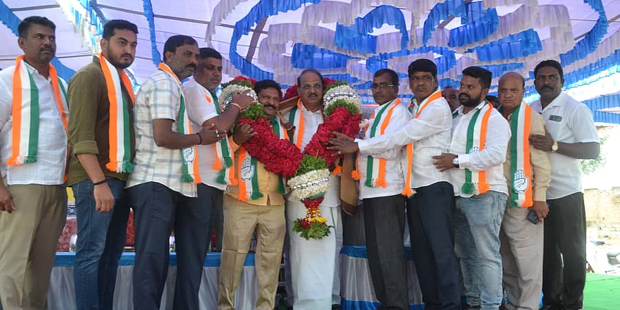 ಹುಣಸೂರು ನಗರದ ಕಾಂಗ್ರೆಸ್ ಕಚೇರಿಯಲ್ಲಿ ಭಾನುವಾರ ಎಂಡಿಸಿಸಿ ಬ್ಯಾಂಕ್ ಗೆ ನೂತನವಾಗಿ ಅಧ್ಯಕ್ಷರಾಗಿ ಆಯ್ಕೆಗೊಂಡ ದೊಡ್ಡಸ್ವಾಮಿಗೌಡ ಅವರನ್ನು ಮಾಜಿ ಶಾಸಕ ಎಚ್.ಪಿ.ಮಂಜುನಾಥ್ ಮತ್ತು ಕಾರ್ಯಕರ್ತರು ಅಭಿನಂದಿಸಿದರು.