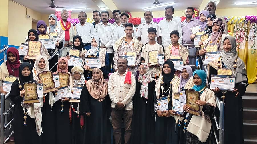 ಕನಕಪುರದಲ್ಲಿ ಕನ್ನಡಾಂಬೆ ಸಾಮಾಜಿಕ ಸಾಂಸ್ಕೃತಿಕ ಟ್ರಸ್ಟ್ ಪ್ರತಿಭಾ ಪುರಸ್ಕಾರ ಸ್ವೀಕರಿಸಿರುವ ವಿದ್ಯಾರ್ಥಿಗಳು 