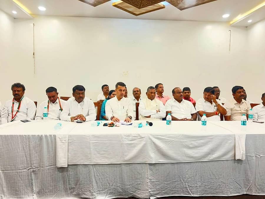 ದೇವನಹಳ್ಳಿಯಲ್ಲಿ ನಡೆದ ಪತ್ರಿಕಾಗೋಷ್ಠಿಯಲ್ಲಿ ಕೇಂದ್ರ ಸರ್ಕಾರದ ನರೇಗಾ ಮರುನಾಮಕರಣ ಕ್ರಮ ಖಂಡಿಸಿ ಎಐಸಿಸಿ ಕಾರ್ಯದರ್ಶಿ ಅಭಿಷೇಕ್ ದತ್ತ ಮತ್ತು ಜಿಲ್ಲಾ ಉಸ್ತುವಾರಿ ಸಚಿವ ಕೆ.ಎಚ್. ಮುನಿಯಪ್ಪ ಮಾತನಾಡಿದರು