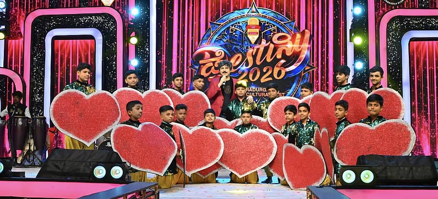 ದೇವರಾಜು ಅರಸು ಶಿಕ್ಷಣ ಸಂಸ್ಥೆ ಆವರಣದಲ್ಲಿ ಭಾನುವಾರ ನಡೆದ ‘ಡೆಸ್ಟಿನಿ’ ಸಾಂಸ್ಕೃತಿಕ ಹಬ್ಬದಲ್ಲಿ ಖ್ಯಾತ ಹಿನ್ನೆಲೆ ಗಾಯಕ ರಾಜೇಶ್‌ ಕೃಷ್ಣನ್‌ ಅವರು ಗಾಯನ ಪ್ರಸ್ತುತಪಡಿಸಿದರು