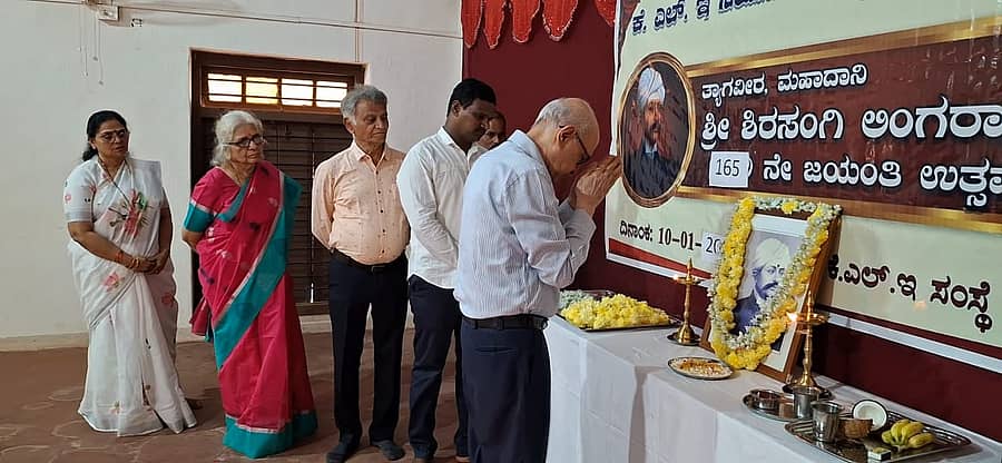 ಅಂಕೋಲಾ ಪಟ್ಟಣದ ಕೆಎಲ್ಇ ಸಮೂಹ ಸಂಸ್ಥೆಯ ವತಿಯಿಂದ ಶಿರಸಂಗಿ ಲಿಂಗರಾಜರ ಜಯಂತಿ ಆಚರಿಸಲಾಯಿತು