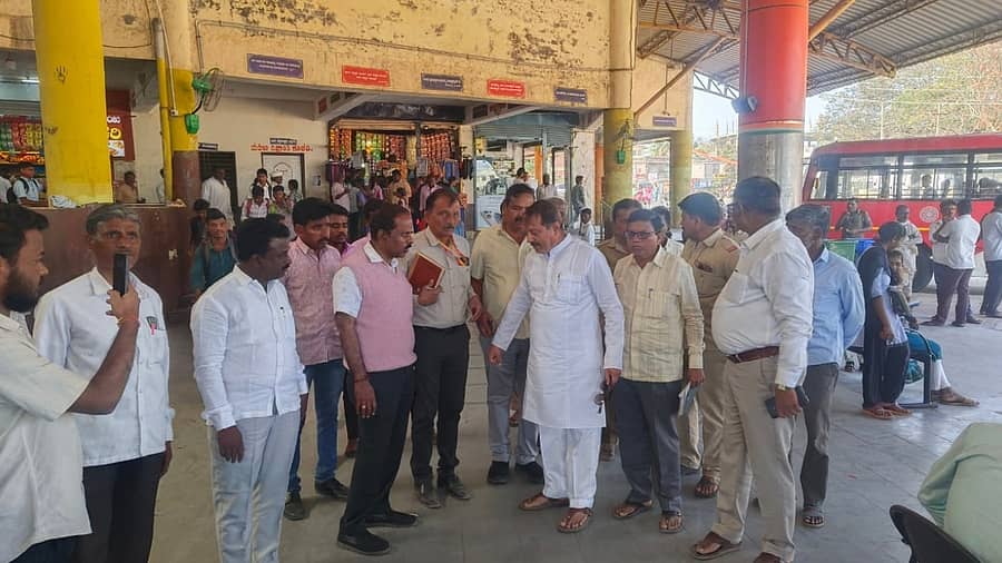 ಮುದ್ದೇಬಿಹಾಳ: ಅಧಿಕಾರಿಗಳೊಂದಿಗೆ ಶಾಸಕ ನಾಡಗೌಡರು ಬಸ್ ನಿಲ್ದಾಣ, ಸಾರಿಗೆ ಘಟಕ ಪರಿಶೀಲಿಸಿದರು.