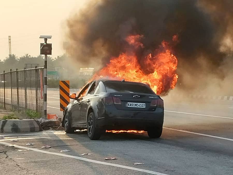 ಮೈಸೂರು- ಬೆಂಗಳೂರು ಹೆದ್ದಾರಿಯಲ್ಲಿ ಗುರುವಾರ ಆಕಸ್ಮಿಕ ಬೆಂಕಿಯಿಂದ ಹೊತ್ತಿ ಉರಿದ ಕಾರು