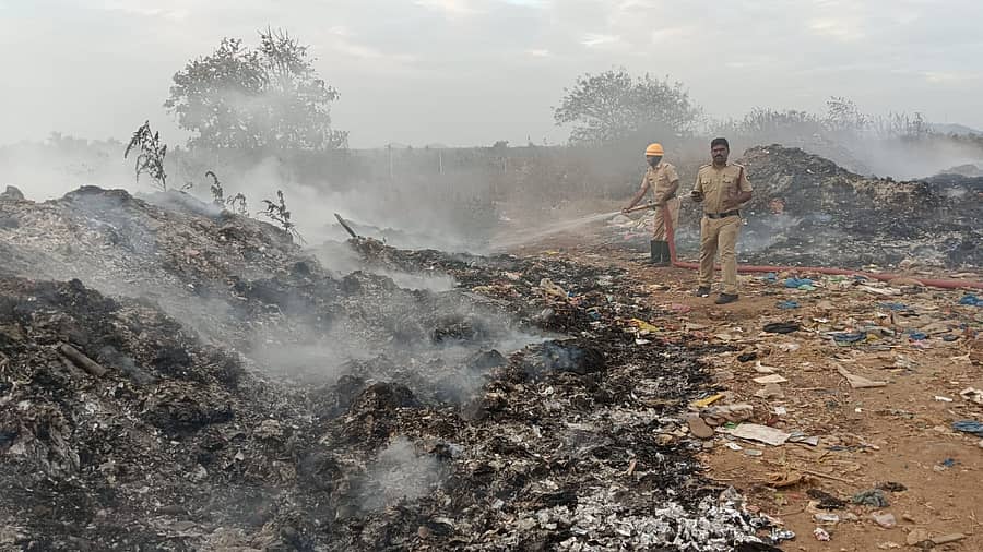 ಚಿಕ್ಕಜಾಜೂರಿನ ಮಾರುತಿ ನಗರ ಬಡಾವಣೆಯ ಸಮೀಪದಲ್ಲಿ ಗ್ರಾಮ ಪಂಚಾಯಿತಿ ವತಿಯಿಂದ ಹಾಕಲಾಗುವ ಕಸದ ರಾಶಿಗೆ ಶನಿವಾರ ಮಧ್ಯಾಹ್ನ ಯಾರೋ ಬೆಂಕಿ ಹಚ್ಚಿದ್ದು, ಸಂಜೆ ಹೊಳಲ್ಕೆರೆ ಅಗ್ನಿಶಾಮಕ ದಳದ ಸಿಬ್ಬಂದಿ ಬೆಂಕಿಯನ್ನು ನಂದಿಸುವಲ್ಲಿ ನಿರತರಾಗಿರುವುದು.