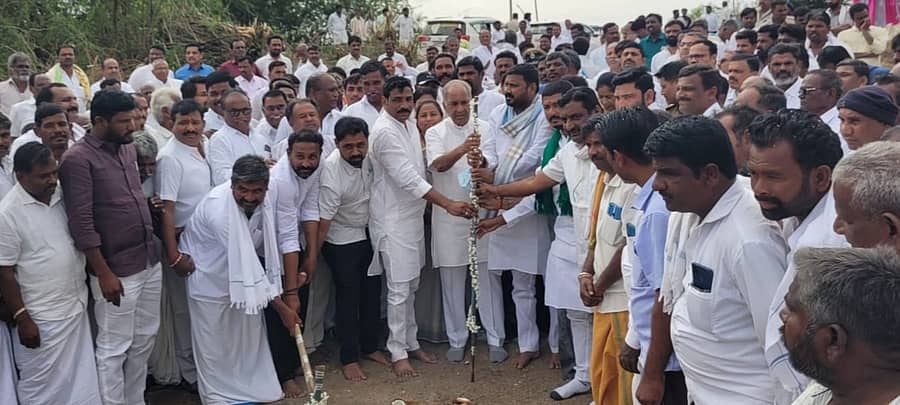 ಮಸ್ಕಿ ತಾಲ್ಲೂಕಿನ ಬಳಗಾನೂರು ಪಟ್ಟಣದಲ್ಲಿ ಭಾನುವಾರ ಏತ ನೀರಾವರಿ ಯೋಜನೆಗೆ ಸಣ್ಣ ನೀರಾವರಿ ಖಾತೆ ಸಚಿವ ಎನ್.ಎಸ್. ಬೋಸರಾಜ ಚಾಲನೆ ನೀಡಿದರು. ಶಾಸಕ ಆರ್. ಬಸನಗೌಡ ತುರ್ವಿಹಾಳ ಇದ್ದರು