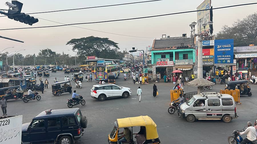 ಚಿತ್ರದುರ್ಗ ನಗರದ ಗಾಂಧಿ ವೃತ್ತದಲ್ಲಿ ಟ್ರಾಫಿಕ್ ದೀಪ ಹೊತ್ತಿಕೊಳ್ಳದ ಕಾರಣ ಸಂಚಾರ ಸಮಸ್ಯೆ ಉಂಟಾಗಿರುವುದು