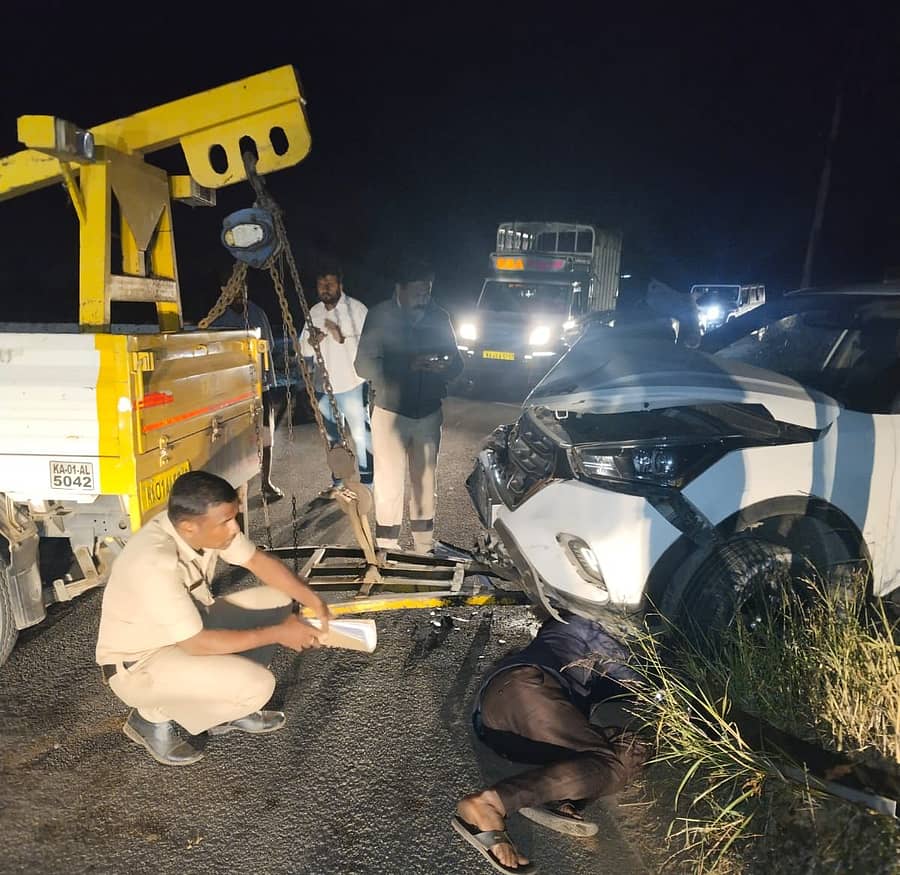 ದೊಡ್ಡಬಳ್ಳಾಪುರ ತಾಲ್ಲೂಕಿನ ಕಾರನಾಳ ಕ್ರಾಸ್ ಬಳಿ ಭಾನುವಾರ ಸಂಜೆ ಕಾರುಗಳ ಮುಖಾಮುಖಿ ಡಿಕ್ಕಿಯಲ್ಲಿ ಇಬ್ಬರು ಗಂಭೀರವಾಗಿ ಗಾಯಗೊಂಡಿದ್ದಾರೆ