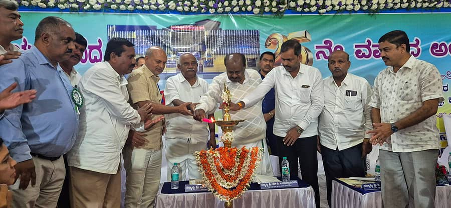 ಕೆ.ಆರ್.ನಗರ ಅಖಿಲ ನಾಮಧಾರಿಗೌಡ ಸಮುದಾಯ ಭವನದಲ್ಲಿ ಸಂಘದ ವತಿಯಿಂದ ಭಾನುವಾರ ನಡೆದ ಸಮುದಾಯ ಭವನದ 25 ನೇ ವರ್ಷದ ಬೆಳ್ಳಿಹಬ್ಬದ ಕಾರ್ಯಕ್ರಮವನ್ನು ಕೇಂದ್ರ ಉಕ್ಕು ಮತ್ತು ಬೃಹತ್ ಕೈಗಾರಿಕೆ ಸಚಿವ ಎಚ್.ಡಿ.ಕುಮಾರಸ್ವಾಮಿ ಉದ್ಘಾಟಿಸಿದರು. ಡಿ.ರವಿಶಂಕರ್, ಸಾ.ರಾ,ಮಹೇಶ್, ಎಚ್.ವಿಶ್ವನಾಥ್, ಸಿ.ಎನ್.ಮಂಜೇಗೌಡ, ಕೆ.ಎನ್.ಬಸಂತ್ ಇದ್ದರು