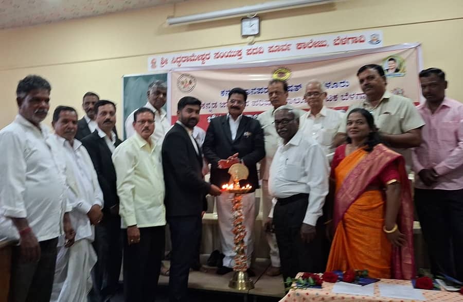 ಬೆಳಗಾವಿಯಲ್ಲಿ ಶುಕ್ರವಾರ ನಡೆದ ಕನ್ನಡ ಜಾನಪದ ಪರಿಷತ್ ತಾಲ್ಲೂಕು ಘಟಕದ ಉದ್ಘಾಟನಾ ಸಮಾರಂಭದಲ್ಲಿ ಪ್ರೊ. ಕೆ.ಎಸ್.ಕೌಜಲಗಿ ದೀಪ ಬೆಳಗಿಸಿದರು