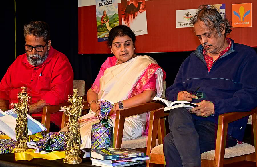 <div class="paragraphs"><p>ಸಮಾರಂಭದಲ್ಲಿ ಜೋಗಿ, ಎಂ.ಎಸ್. ಆಶಾದೇವಿ ಮತ್ತು ಸುಂದರ್ ಸಾರುಕೈ ಭಾಗವಹಿಸಿದ್ದರು </p></div>