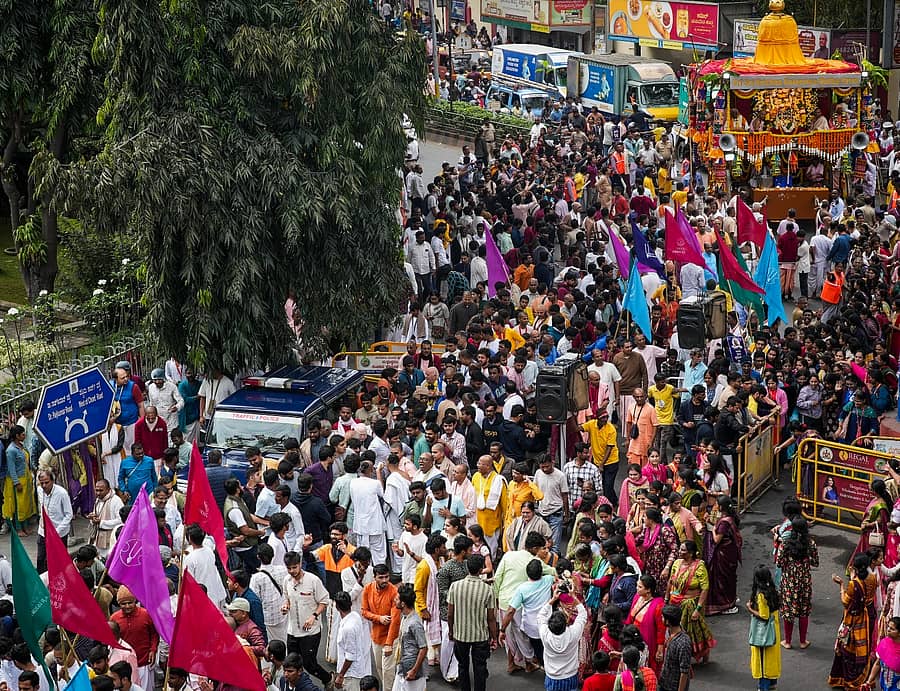 ಕೃಷ್ಣ-ಬಲರಾಮ ರಥಯಾತ್ರೆಯಲ್ಲಿ ಸಾವಿರಾರು ಭಕ್ತರು ಭಕ್ತಿ ಭಾವದಿಂದ ಹೆಜ್ಜೆ ಹಾಕಿದರು