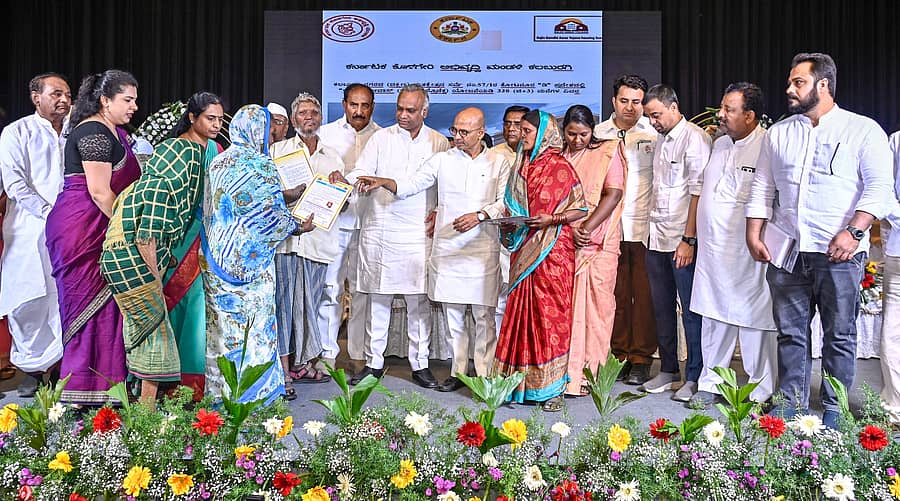 ಕಲಬುರಗಿಯ ಡಾ.ಎಸ್.ಎಂ. ಪಂಡಿತ ರಂಗಮಂದಿರದಲ್ಲಿ ಭಾನುವಾರ ಹಮ್ಮಿಕೊಂಡಿದ್ದ ಕಾರ್ಯಕ್ರಮದಲ್ಲಿ ರಾಜೀವ್ ಆವಾಸ್ ಯೋಜನೆ ಫಲಾನುಭವಿಗಳಿಗೆ ಮನೆ ಹಂಚಿಕೆ ಪತ್ರಗಳನ್ನು ಸಚಿವರಾದ ಪ್ರಿಯಾಂಕ್ ಖರ್ಗೆ ಮತ್ತು ಡಾ.ಶರಣಪ್ರಕಾಶ ಪಾಟೀಲ ವಿತರಿಸಿದರು.ಪ್ರಜಾವಾಣಿ ಚಿತ್ರ