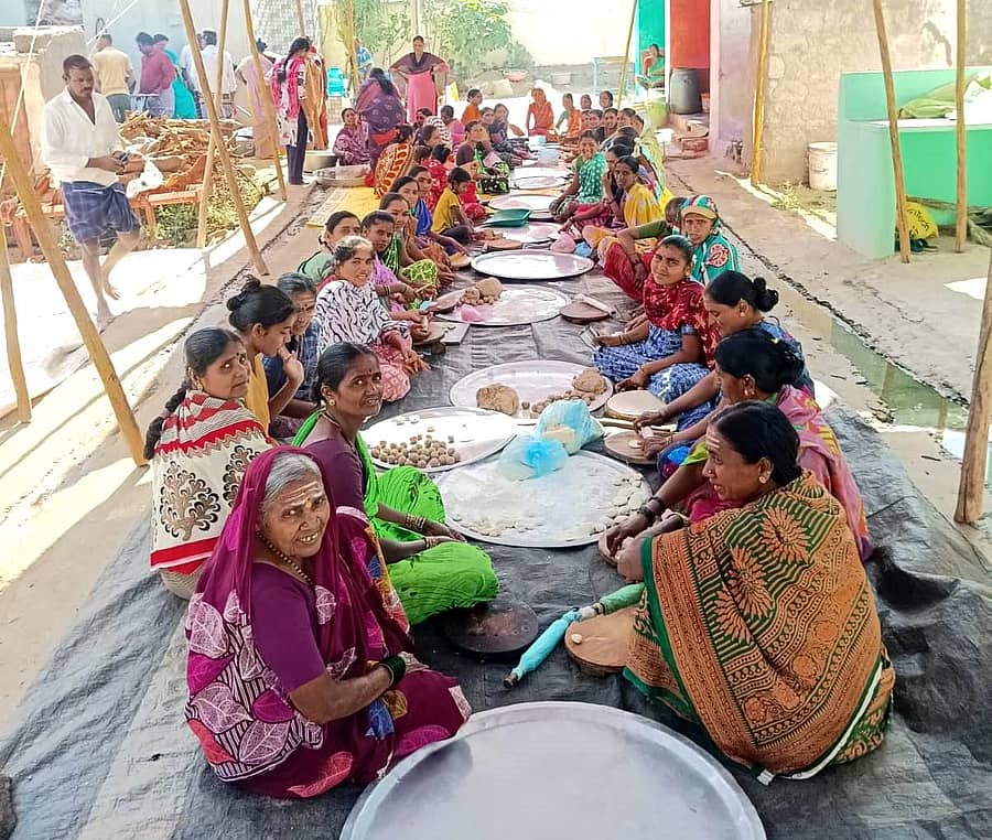 ಷಕೊಪ್ಪಳ ಗವಿಮಠದ ಗವಿಸಿದ್ದೇಶ್ವರ ಜಾತ್ರೆಯ ದಾಸೋಹಕ್ಕೆ ದೇಣಿಗೆ ನೀಡಲು ಶೇಂಗಾ ಹೋಳಿಗೆ ತಯಾರಿಸಿದ ಯಲಬುರ್ಗಾ ತಾಲ್ಲೂಕು ಕಲ್ಲೂರು ಗ್ರಾಮದ ಜನ 