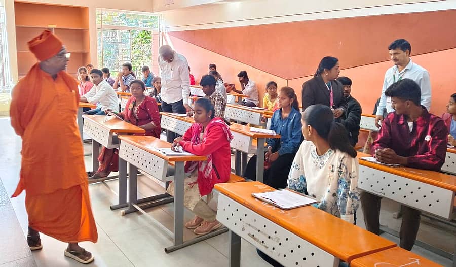 ಭಾಲ್ಕಿ ತಾಲ್ಲೂಕಿನ ಕರಡ್ಯಾಳದ ಚನ್ನಬಸವೇಶ್ವರ ಗುರುಕುಲದಲ್ಲಿ ಗೋಲ್ಡನ್ ಸ್ಕಾಲರ್ ಶಿಪ್ ಪ್ರವೇಶ ಪರೀಕ್ಷೆ ಬರೆಯುತ್ತಿರುವ ವಿದ್ಯಾರ್ಥಿಗಳು
