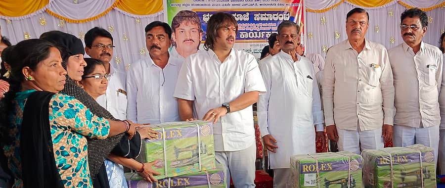 ಆನವಟ್ಟಿ ಪಟ್ಟಣ ಪಂಚಾಯಿತಿ ಆವರಣದಲ್ಲಿ ನಡೆದ ಸಮಾರಂಭದಲ್ಲಿ ಫಲಾನುಭವಿಗಳಿಗೆ ಜಿಲ್ಲಾ ಉಸ್ತುವಾರಿ ಸಚಿವ ಮಧು ಬಂಗಾರಪ್ಪ ಅವರು ಹೊಲಿಗೆ ಯಂತ್ರಗಳನ್ನು ವಿತರಿಸಿದರು