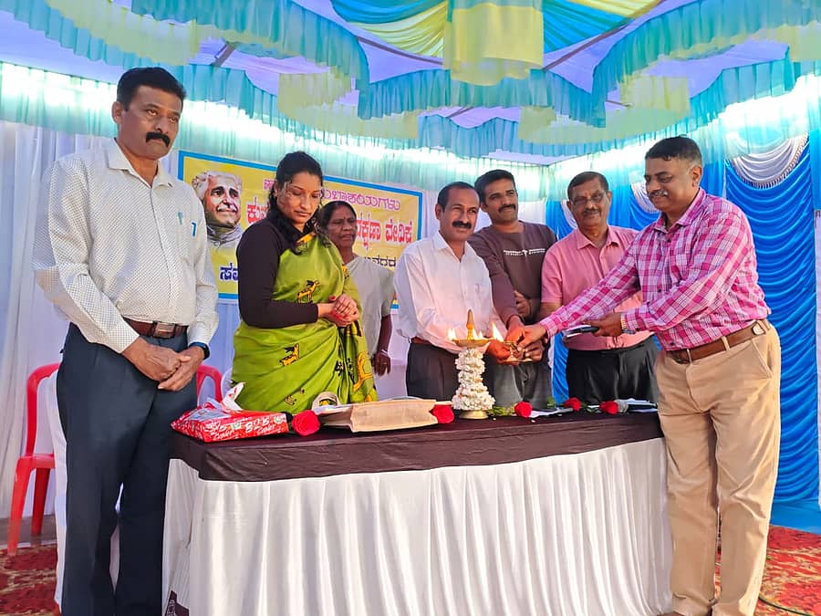 ಕುಶಾಲನಗರದ ಮುಳ್ಳುಸೋಗೆಯ ಕುವೆಂಪು ಬಡಾವಣೆಯ ಹಿತರಕ್ಷಣಾ ಸಮಿತಿ ವತಿಯಿಂದ ಭಾನುವಾರ ಏರ್ಪಡಿಸಿದ್ದ ವಾರ್ಷಿಕೋತ್ಸವ ಸಮಾರಂಭವನ್ನು ಹಿತರಕ್ಷಣಾ ಸಮಿತಿ ಅಧ್ಯಕ್ಷ ಎಂ.ಕೆ.ದಯಾನಂದ ಉದ್ಘಾಟಿಸಿದರು