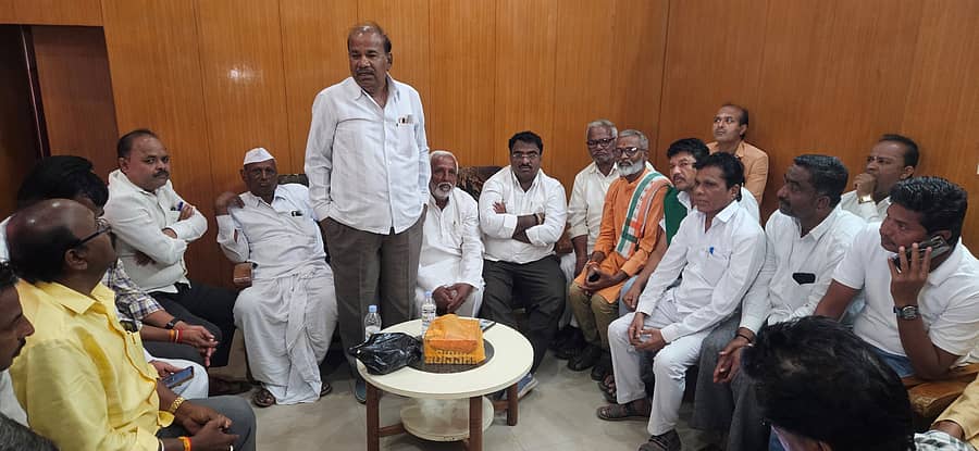 ಮಹಾಲಿಂಗಪುರದ ಜಿಎಲ್‍ಬಿಸಿಯಲ್ಲಿ ನಡೆದ ತಾಲ್ಲೂಕು ಹೋರಾಟ ಸಮಿತಿ ಸಭೆಯಲ್ಲಿ ಧರೆಪ್ಪ ಸಾಂಗಲಿಕರ ಮಾತನಾಡಿದರು