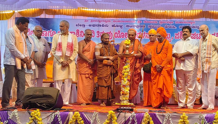 ಶಿರಸಿಯಲ್ಲಿ ನದಿ ಜೋಡಣೆ ವಿರೋಧಿಸಿ ಭಾನುವಾರ ಏರ್ಪಡಿಸಿದ್ದ ಜನ ಸಮಾವೇಶವನ್ನು ಸ್ವರ್ಣವಲ್ಲೀ ಗಂಗಾಧರೇಂದ್ರ ಸರಸ್ವತೀ ಸ್ವಾಮೀಜಿ ಉದ್ಘಾಟಿಸಿದರು 