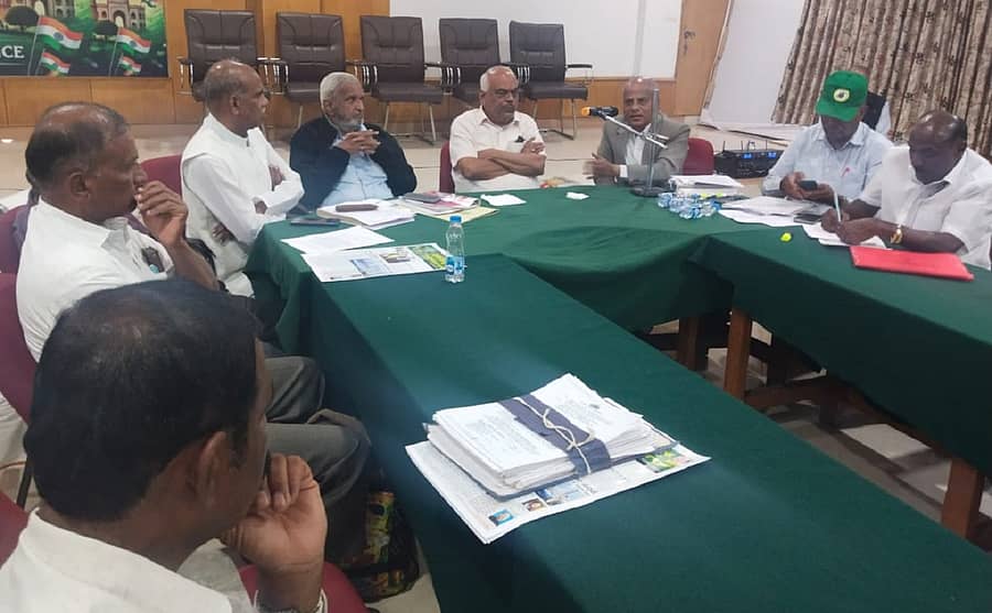 ಬೆಂಗಳೂರಿನಲ್ಲಿ ವಿಧಾನಸಭೆ ಮಾಜಿ ಅಧ್ಯಕ್ಷ ಕೆ.ಆರ್.ರಮೇಶ್‌ ಕುಮಾರ್‌ ನೇತೃತ್ವದಲ್ಲಿ ರೈತರು ಹಾಗೂ ಅರಣ್ಯ ಇಲಾಖೆ ಸಂಘರ್ಷ ಕುರಿತು ಚರ್ಚೆ ನಡೆಯಿತು