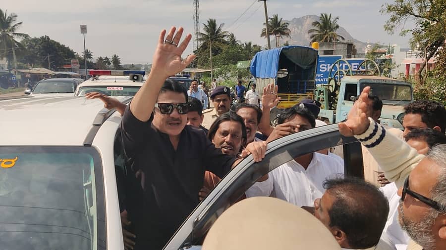 ಚಿಂತಾಮಣಿ ತಾಲ್ಲೂಕಿನ ಚಿನ್ನಸಂದ್ರಕ್ಕೆ ಭೇಟಿ ನೀಡಿದ್ದ ಸಚಿವ ಜಮೀರ್ ಅಹ್ಮದ್