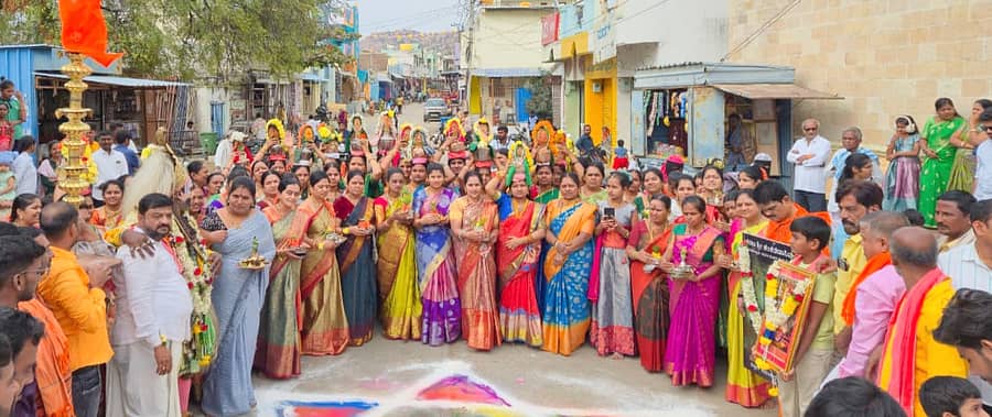 ತೆಕ್ಕಲಕೋಟೆ ಪಟ್ಟಣದ ಶ್ರೀಜಡೆ ಶಂಕರಲಿಂಗ ದೇವಸ್ಥಾನದಲ್ಲಿ ಧನುರ್ಮಾಸ ಪೂಜೆ ಹಾಗೂ ಕುಂಭೋತ್ಸವ ಕಾರ್ಯಕ್ರಮ ಚಿಪ್ಪಿಗ ಸಂಭ್ರಮದಿಂದ ಜರುಗಿತು