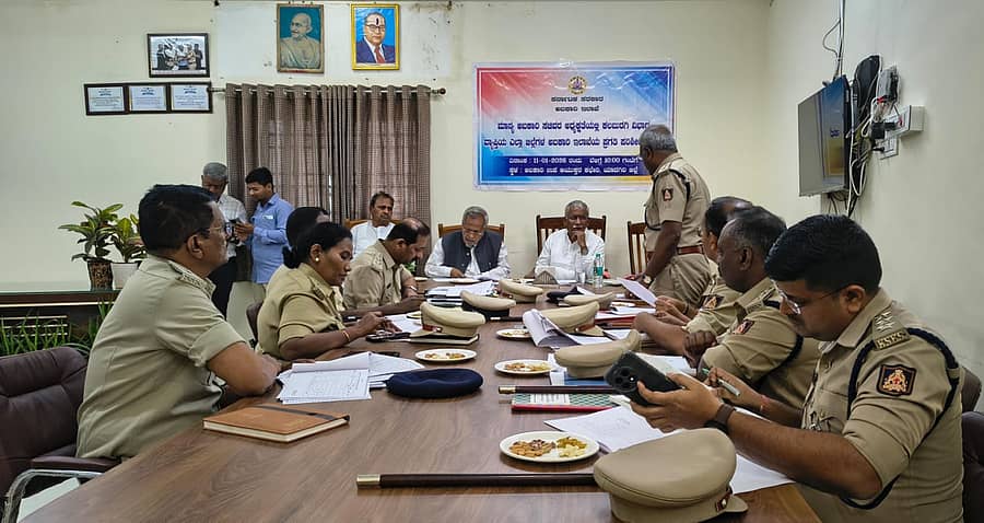 ಯಾದಗಿರಿಯಲ್ಲಿ ಭಾನುವಾರ ನಡೆದ ಅಬಕಾರಿ ಇಲಾಖೆಯ ಪ್ರಗತಿ ಪರಿಶೀಲನಾ ಸಭೆಯಲ್ಲಿ  ಸಚಿವ ಆರ್‌.ಬಿ. ತಿಮ್ಮಾಪೂರ ಮಾತನಾಡಿದರು. ಶಾಸಕ ಚನ್ನಾರೆಡ್ಡಿ ಪಾಟೀಲ ತುನ್ನೂರು, ಮದ್ಯಪಾನ ಸಂಯಮ ಮಂಡಳಿ ಅಧ್ಯಕ್ಷ ಶರಣಪ್ಪ ಸಲಾದಪುರ ಉಪಸ್ಥಿತರಿದ್ದರು 