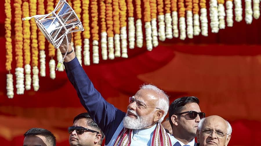 <div class="paragraphs"><p>ಡಮರು ಬಾರಿಸಿದ ಪ್ರಧಾನಿ ನರೇಂದ್ರ ಮೋದಿ–ಪಿಟಿಐ ಚಿತ್ರ</p></div>