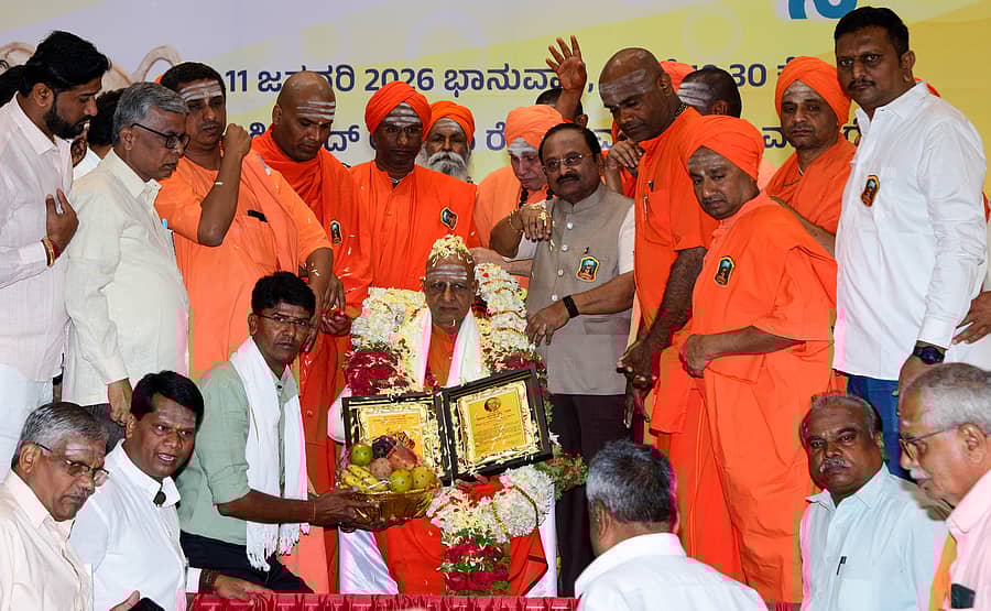 ದಾವಣಗೆರೆಯ ರೇಣುಕ ಮಂದಿರದಲ್ಲಿ ನಡೆದ ಕಾರ್ಯಕ್ರಮದಲ್ಲಿ ಸಾಣೇಹಳ್ಳಿ ಪಂಡಿತಾರಾಧ್ಯ ಶಿವಾಚಾರ್ಯ ಸ್ವಾಮೀಜಿಗೆ ‘ತೋಂಟದ ಸಿದ್ಧಲಿಂಗಶ್ರೀ’ ಪ್ರಶಸ್ತಿ ನೀಡಿ ಸನ್ಮಾನಿಸಲಾಯಿತು ಪ್ರಜಾವಾಣಿ ಚಿತ್ರಗಳು