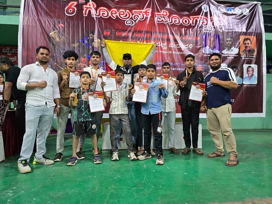 <div class="paragraphs"><p>ರಾಷ್ಟ್ರೀಯ ಶೀರ್ಷಿಕೆ ಬೆಲ್ಟ ಪಂದ್ಯಾವಳಿಯಲ್ಲಿ ಭಾಗವಹಿಸಿದ್ದ &nbsp;ತಾಳಿಕೋಟೆ ಪಟ್ಟಣದ &nbsp;ಡಸರ್ಟ್ ವಾರಿಯರ್ ಕರಾಟೆ ಶಾಲೆಯ &nbsp;ಒಂಭತ್ತು ಫೈಟರ್ ಗಳು ಭಾಗವಹಿಸಿ &nbsp;ಎರಡು ಚಿನ್ನ, ಎರಡು ಬೆಳ್ಳಿ ಹಾಗೂ ನಾಲ್ಕು ಕಂಚಿನ ಪದಕಗಳನ್ನು ತಮ್ಮ ಕೊರಳಿಗೇರಿಸಿಕೊಂಡರು.</p></div>