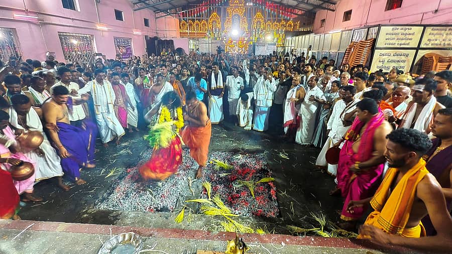 ಕೋಟ ಅಮೃತೇಶ್ವರಿ ಹಲವು ಮಕ್ಕಳ ತಾಯಿ ದೇವಸ್ಥಾನದಲ್ಲಿ ಗೆಂಡೋತ್ಸವ ಸಂಪನ್ನಗೊಂಡಿತು