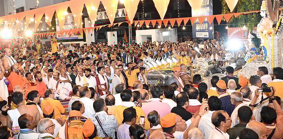 ಸುಧೀಂದ್ರತೀರ್ಥ ಸ್ವಾಮೀಜಿ ಜನ್ಮಶತಾಬ್ದಿ ಮಂಗಳೋತ್ಸವದ ಪ್ರಯುಕ್ತ ಮಂಗಳೂರಿನ ಪ್ರಯುಕ್ತ ಕೊಂಚಾಡಿಯಿಂದ ರಥಬೀದಿಯ ವೆಂಕಟರಮಣ ದೇವಸ್ಥಾನದವರೆಗೆ ವ್ಯಾಸ ಧ್ವಜ ಸಂಕೀರ್ತನಾ ಪಾದುಕಾ ದಿಗ್ವಿಜಯ ಪಾದಯಾತ್ರೆ ಭಾನುವಾರ ನಡೆಯಿತು. ಸಂಯಮೀಂದ್ರ ತೀರ್ಥ ಸ್ವಾಮೀಜಿ ಭಾಗವಹಿಸಿದರು. ಪ್ರಜಾವಾಣಿ ಚಿತ್ರ