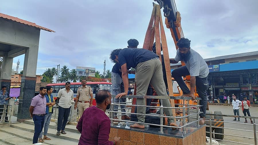 ಬಾಳೆಹೊನ್ನೂರು ಪಟ್ಟಣದ ಬಸ್ ನಿಲ್ದಾಣದಲ್ಲಿ ಬಿ.ಕಣಬೂರು ಗ್ರಾಮ ಪಂಚಾಯಿತಿ ವತಿಯಿಂದ ನಿರ್ಮಿಸಿರುವ ಪಾರ್ಕ್ನಲ್ಲಿ ಗಾಂಧೀಜಿ ಪುತ್ಥಳಿಯನ್ನು ಕ್ರೇನ್ ಮೂಲಕ ಕೂರಿಸಲಾಯಿತು