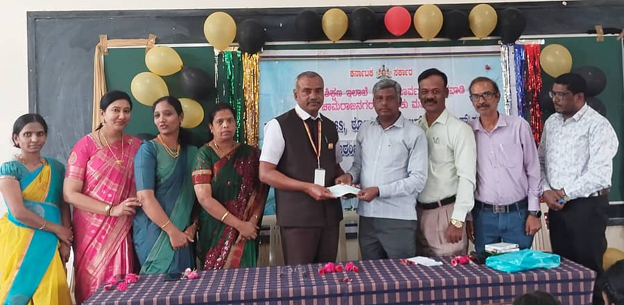 ಚಾಮರಾಜನಗರ ತಾಲ್ಲೂಕಿನ ಚಂದಕವಾಡಿ ಸರ್ಕಾರಿ ಪದವಿಪೂರ್ವ ಕಾಲೇಜಿನಲ್ಲಿ ನಡೆದ ರಾಷ್ಟ್ರೀಯ ಸೇವಾ ಯೋಜನೆ, ಸಾಂಸ್ಕೃತಿಕ ಕ್ರೀಡೆ, ರೋವರ್ಸ್ ಮತ್ತು ರೇಂಜರ್ಸ್ ರೆಡ್ ಕ್ರಾಸ್ ಘಟಕಗಳ ಕಾರ್ಯಕ್ರಮ ಮತ್ತು ವಾರ್ಷಿಕೋತ್ಸವ ಸಮಾರೋಪ ಸಮಾರಂಭದಲ್ಲಿ ದಡದಹಳ್ಳಿ ರಮೇಶ್ ಕಾಲೇಜಿಗೆ ಧನ ಸಹಾಯ ಮಾಡಿದರು