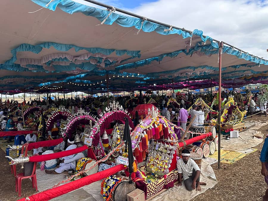 ಕಡರನಾಯ್ಕನಹಳ್ಳಿ ಸಮೀಪದ ಕೊಕ್ಕನೂರು ಹೊರವಲಯದಲ್ಲಿರುವ ಹೊರಬೀರದೇವರ ದೊಡ್ಡ ಎಡೆ ಜಾತ್ರೆ ಪ್ರಯುಕ್ತ ವಿವಿಧ ಗ್ರಾಮದ 106 ದೇವತಾ ಉತ್ಸವ ಮೂರ್ತಿಗಳು ಸೇರಿದ್ದವು