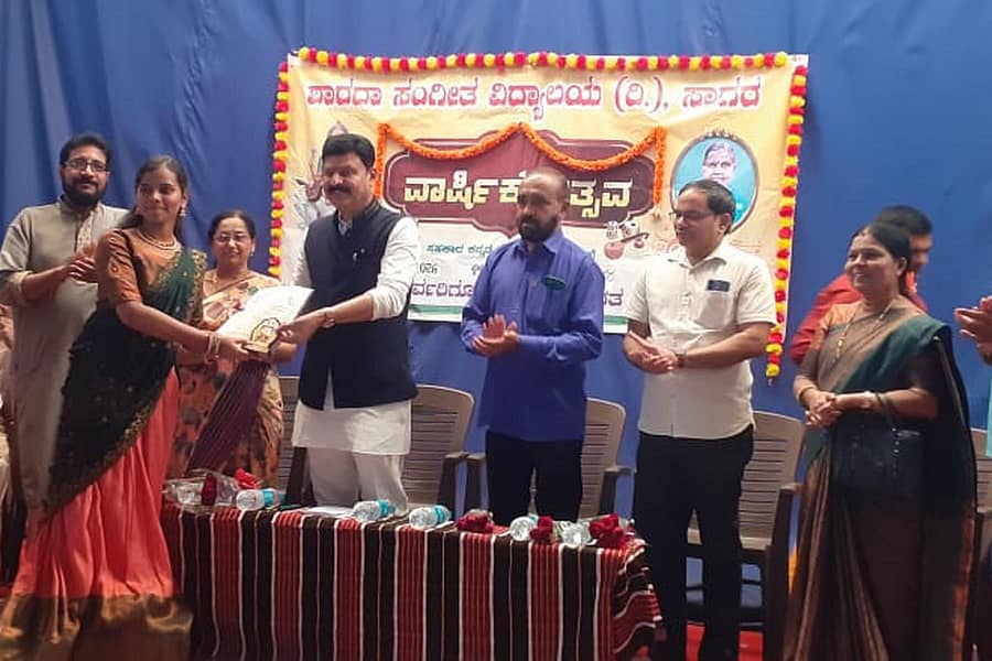 ಸಾಗರದಲ್ಲಿ ಭಾನುವಾರ ನಡೆದ ಶಾರದಾ ಸಂಗೀತ ವಿದ್ಯಾಲಯದ ವಾರ್ಷಿಕೋತ್ಸವ ಸಮಾರಂಭದಲ್ಲಿ ಉತ್ತಮ ಸಾಧನೆ ಮಾಡಿದ ವಿದ್ಯಾರ್ಥಿಗಳಿಗೆ ಶಾಸಕ ಗೋಪಾಲಕೃಷ್ಣ ಬೇಳೂರು ಪ್ರಮಾಣಪತ್ರ ವಿತರಿಸಿದರು