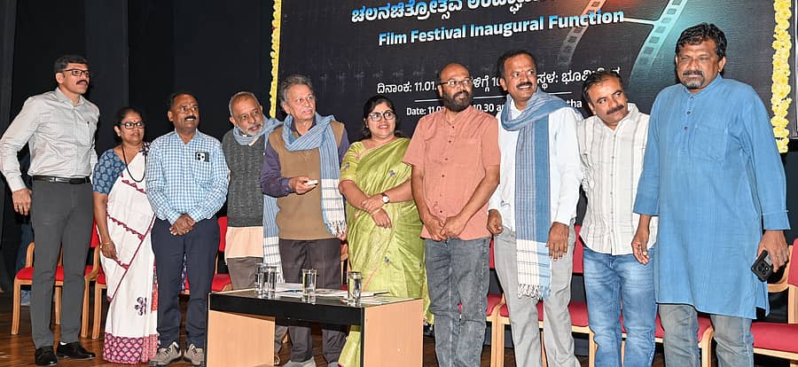 <div class="paragraphs"><p>ಮೈಸೂರಿನ ರಂಗಾಯಣದಲ್ಲಿ&nbsp;‘ಬಹುರೂಪಿ’ ಬೆಳ್ಳಿ ಹಬ್ಬದ ಪ್ರಯುಕ್ತ ‘ಬಹುರೂಪಿ ಬಾಬಾಸಾಹೇಬ್‌– ಸಮತೆಯೆಡೆಗೆ ನಡಿಗೆ’ ಆಶಯದಲ್ಲಿ ಆಯೋಜಿಸಿರುವ ರಾಷ್ಟ್ರೀಯ ನಾಟಕೋತ್ಸವದಲ್ಲಿ ಭಾನುವಾರ&nbsp;ಬಹುರೂಪಿ ಚಲನಚಿತ್ರೋತ್ಸವವನ್ನು ಸಾಹಿತಿ ಬರಗೂರು ರಾಮಚಂದ್ರಪ್ಪ ಉದ್ಘಾಟಿಸಿದರು.  </p></div>