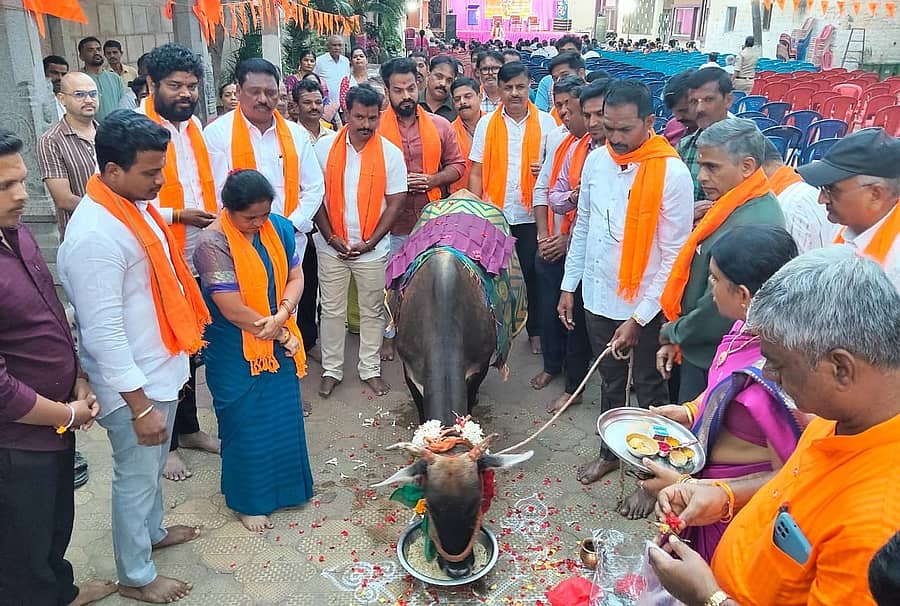 ಹೊಸಪೇಟೆಯ ಕೊಟ್ಟೂರು ಸ್ವಾಮಿ ಮಠದ ಆವರಣದಲ್ಲಿ ಭಾನುವಾರ ನಡೆದ ಹಿಂದೂ ಸಮ್ಮೇಳನಕ್ಕೆ ಮೊದಲು ಗೋಪೂಜೆ ನಡೆಯಿತು  –ಪ್ರಜಾವಾಣಿ ಚಿತ್ರ