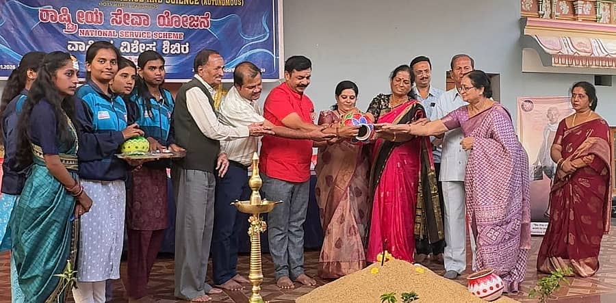 ಮೈಸೂರಿನ ಶರಣು ವಿಶ್ವವಚನ ಫೌಂಡೇಷನ್‌ ಹಾಗೂ ಜೆಎಸ್ಎಸ್ ಕಲಾ, ವಾಣಿಜ್ಯ ಮತ್ತು ವಿಜ್ಞಾನ ಕಾಲೇಜಿನಿಂದ ಹುಣಸೂರು ತಾಲ್ಲೂಕಿನ ಕೆಂಡಗಣ್ಣಸ್ವಾಮಿ ಗದ್ದಿಗೆಯಲ್ಲಿ ನಡೆಯುತ್ತಿರುವ ಎನ್‌ಎಸ್‌ಎಸ್ ಶಿಬಿರದಲ್ಲಿ ವಚನಗಳ ನಡಿಗೆ ಕಾರ್ಯಕ್ರಮವನ್ನು ಗಣ್ಯರು ಉದ್ಘಾಟಿಸಿದರು