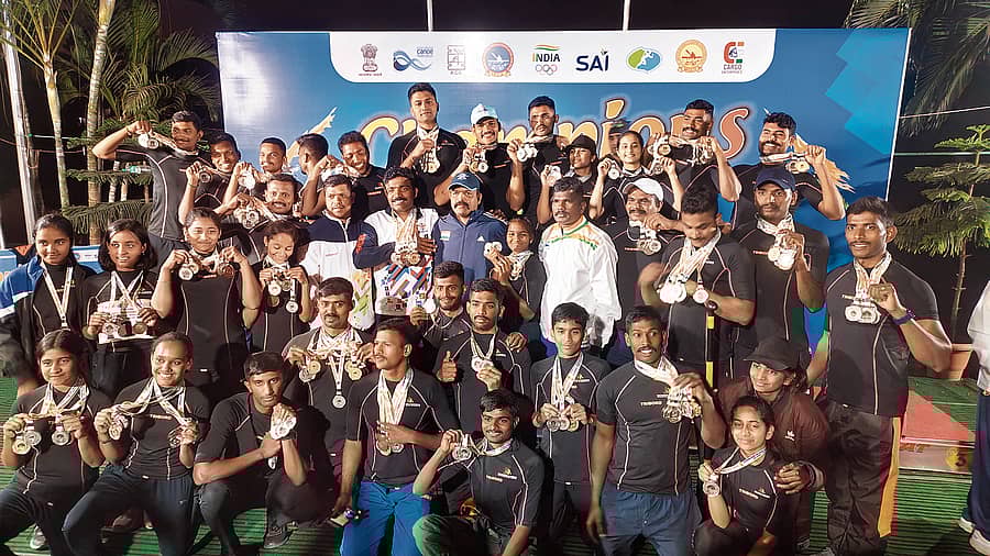 ಪದಕಗಳೊಂದಿಗೆ ಕರ್ನಾಟಕ ಡ್ರ್ಯಾಗನ್ ಬೋಟ್ ತಂಡದ ಆಟಗಾರರು ಮತ್ತು ಕೋಚ್‌ ಸಿಬ್ಬಂದಿ