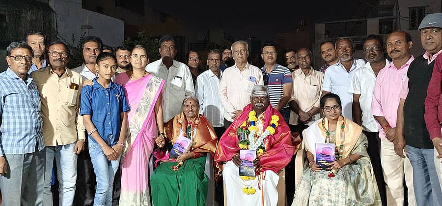 ಕಂಪ್ಲಿ ತಾಲ್ಲೂಕು ಶರಣ ಸಾಹಿತ್ಯ ಪರಿಷತ್ ಘಟಕ ಶನಿವಾರ ಆಯೋಜಿಸಿದ್ದ ಮಹಾಮನೆ ಕಾರ್ಯಕ್ರಮದಲ್ಲಿ ಗುಬ್ಬಿ ವೀರಣ್ಣ ಪ್ರಶಸ್ತಿ ಪುರಸ್ಕøತೆ ಕೆ. ನಾಗರತ್ನಮ್ಮ, ಬಯಲಾಟ ಅಕಾಡೆಮಿ ಪ್ರಶಸ್ತಿ ಪುರಸ್ಕøತ ಕೆ. ವಾಲ್ಮೀಕಿ ಈರಣ್ಣ, ಉಪನ್ಯಾಸ ನೀಡಿದ ಎಚ್.ಎನ್. ಚೈತ್ರಾ ಅವರನ್ನು ಗೌರವಿಸಲಾಯಿತು