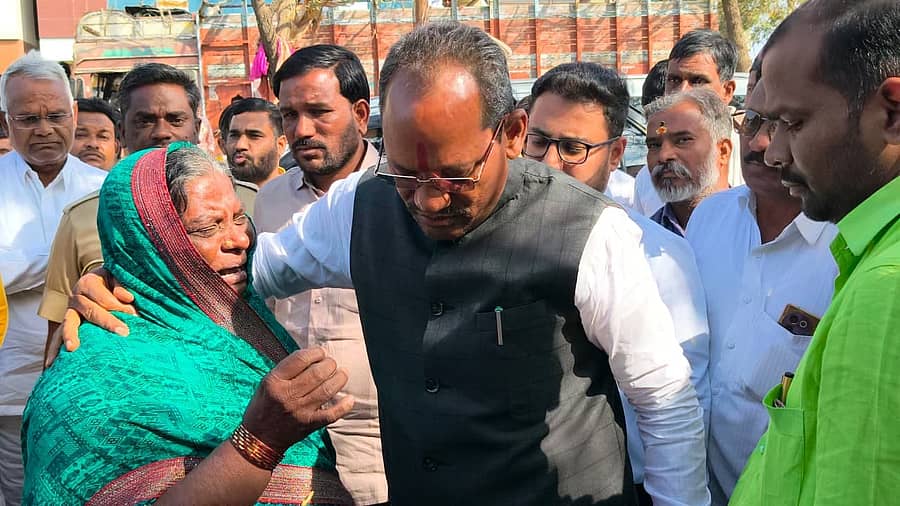 ಔರಾದ್‌ ಪಟ್ಟಣದಲ್ಲಿ ಆಕಸ್ಮಿಕ ಬೆಂಕಿಯಿಂದ ಸಂತ್ರಸ್ತ ಕುಟುಂಬದ ಮಹಿಳೆಯೊಬ್ಬರು ಶಾಸಕ ಪ್ರಭು ಚವಾಣ್‌ ಹಾಗೂ ಅಧಿಕಾರಿಗಳ ಎದುರು ಕಣ್ಣೀರಿಟ್ಟರು