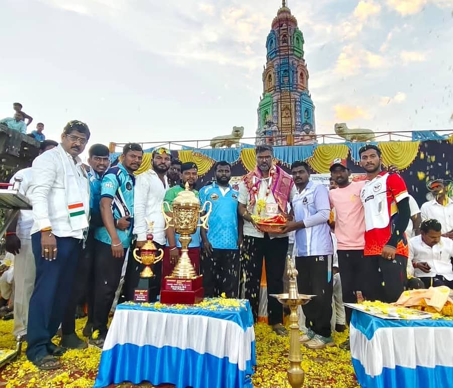 ಮುಗಳಿಹಾಳ ಗ್ರಾಮದಲ್ಲಿ ಆಯೋಜಿಸಿದ್ದ ಕ್ರಿಕೆಟ್‌ ಪಂದ್ಯಾವಳಿಯಲ್ಲಿ ಶಾಸಕ ವಿಶ್ವಾಸ ವೈದ್ಯ ಅವರನ್ನು ಸನ್ಮಾನಿಸಲಾಯಿತು