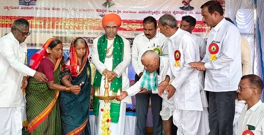 ಮುಂಡರಗಿ ತಾಲ್ಲೂಕಿನ ಹೈತಾಪುರ ಗ್ರಾಮದಲ್ಲಿ ಹಮ್ಮಿಕೊಂಡಿದ್ದ ತ್ಯಾಗವೀರ ಸಿರಸಂಗಿ ಲಿಂಗರಾಜರ ಜಯಂತಿ ಕಾರ್ಯಕ್ರಮವನ್ನು ಗಣ್ಯರು ಉದ್ಘಾಟಿಸಿದರು