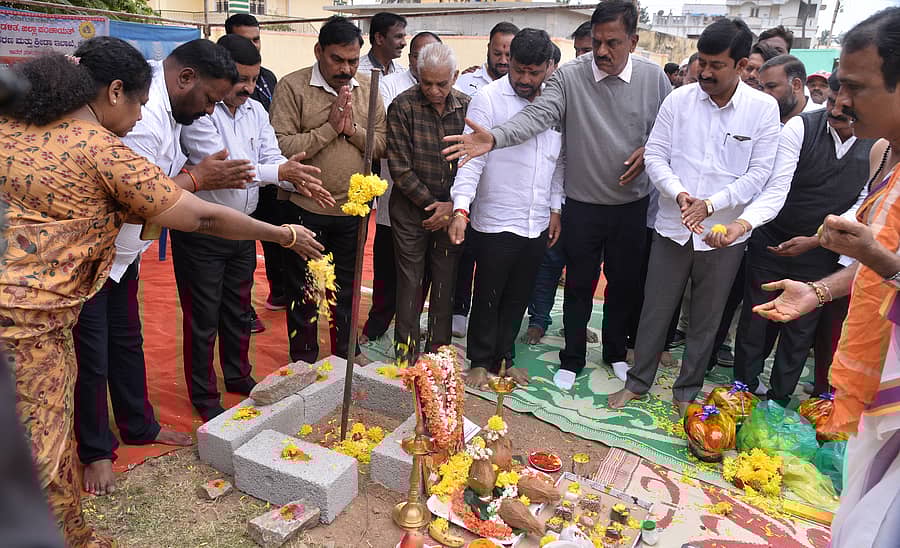 ಕೋಲಾರದಲ್ಲಿ ಸೋಮವಾರ ಈಜುಕೊಳ ನಿರ್ಮಾಣಕ್ಕೆ ಶಾಸಕ ಕೊತ್ತೂರು ಮಂಜುನಾಥ್‌ ಶಂಕುಸ್ಥಾಪನೆ ನೆರವೇರಿಸಿದರು. ವಿಧಾನ ಪರಿಷತ್‌ ಸದಸ್ಯರಾದ ಇಂಚರ ಗೋವಿಂದರಾಜು, ಎಂ.ಎಲ್‌.ಅನಿಲ್‌ ಕುಮಾರ್‌, ಅಧಿಕಾರಿಗಳು, ಮುಖಂಡರು ಪಾಲ್ಗೊಂಡಿದ್ದರು