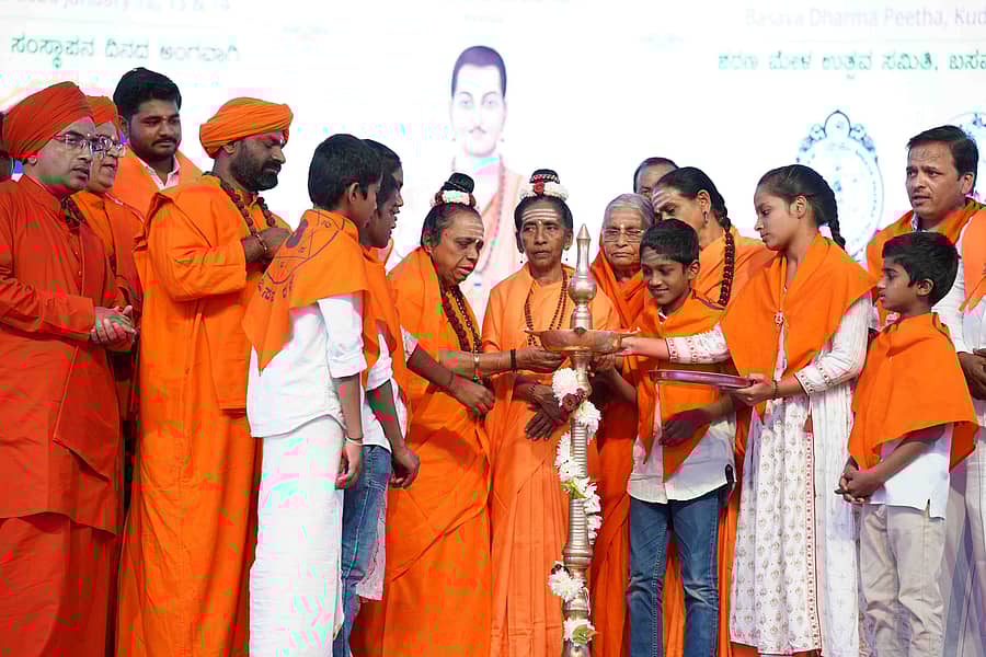 ಕೂಡಲಸಂಗಮದಲ್ಲಿ ನಡೆದ 39ನೇ ಶರಣ ಮೇಳದ ರಾಷ್ಟ್ರೀಯ ಬಸವ ದಳದ 35ನೇ ಅಧಿವೇಶನ ಹಾಗೂ ವ್ಯಸನ ಮುಕ್ತ ಸಮಾಜ ನಿರ್ಮಾಣ ಚಿಂತನ ಗೋಷ್ಠಿ ಸಮಾರಂಭವನ್ನು ಬೆಂಗಳೂರು ಬಸವ ಗಂಗೋತ್ರಿ ಅನಾಥಾಲಯದ ಮಕ್ಕಳು ಉದ್ಘಾಟಿಸಿದರು 